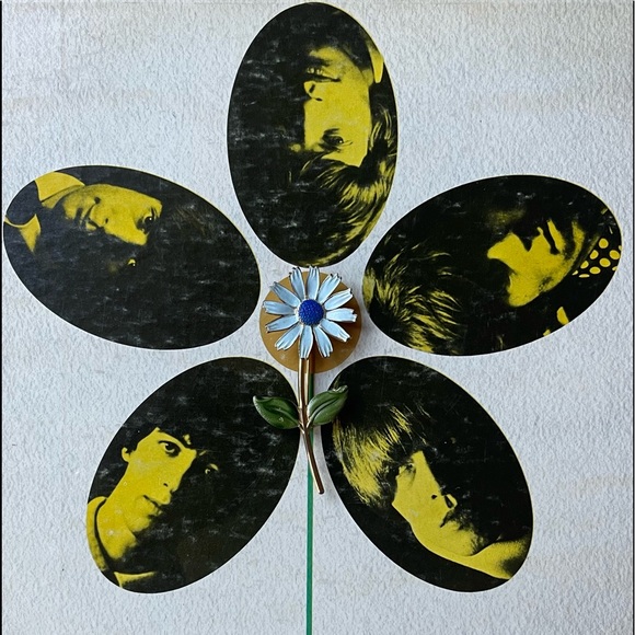 Adorable Vintage Enamel Daisy Brooch - Picture 2 of 4